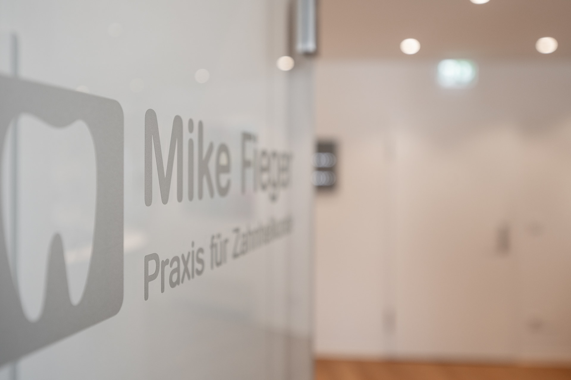 Braunschweiger Zahnarzt Mike Fieger - Eingang Wartezimmer