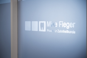 Braunschweiger Zahnarzt Mike Fieger - Praxis Tür