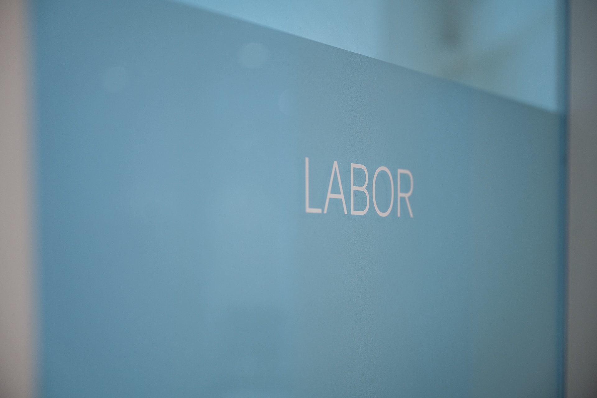 Braunschweiger Zahnarzt Mike Fieger - Eingangstür zum Labor