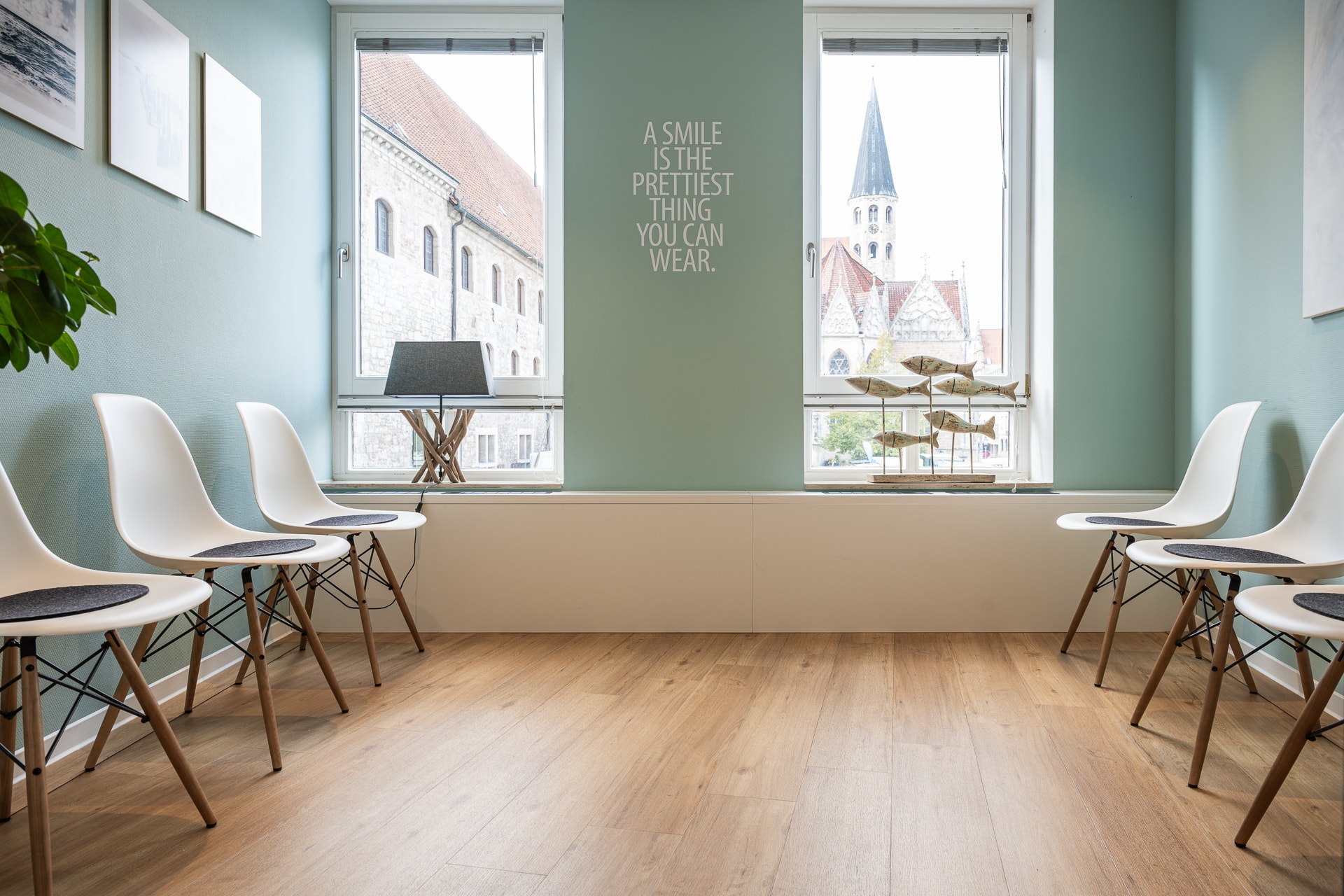 Braunschweiger Zahnarzt Mike Fieger - Wartezimmer mit Stühlen