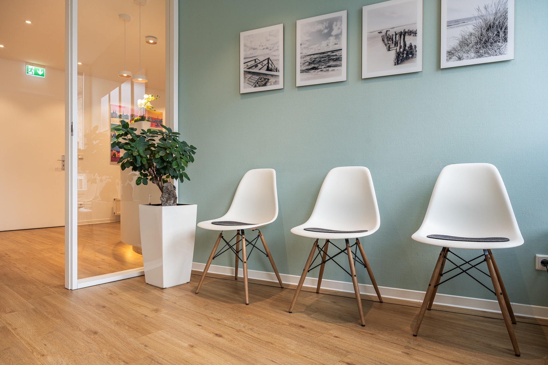 Braunschweiger Zahnarzt Mike Fieger - Wartezimmer mit Stühlen und Eingang